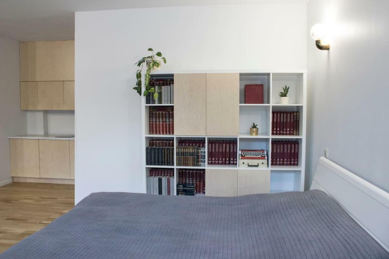 Mini Home Bookshop Studios Вилнюс Екстериор снимка